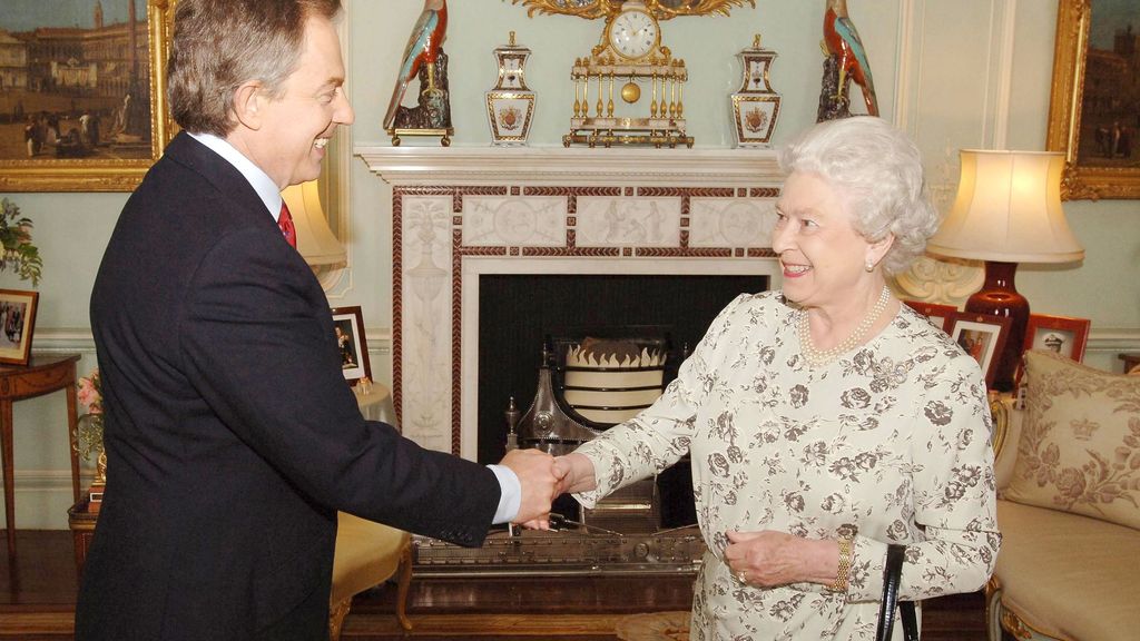 La reina recibe a Tony Blair para un tercer mandato en 2005