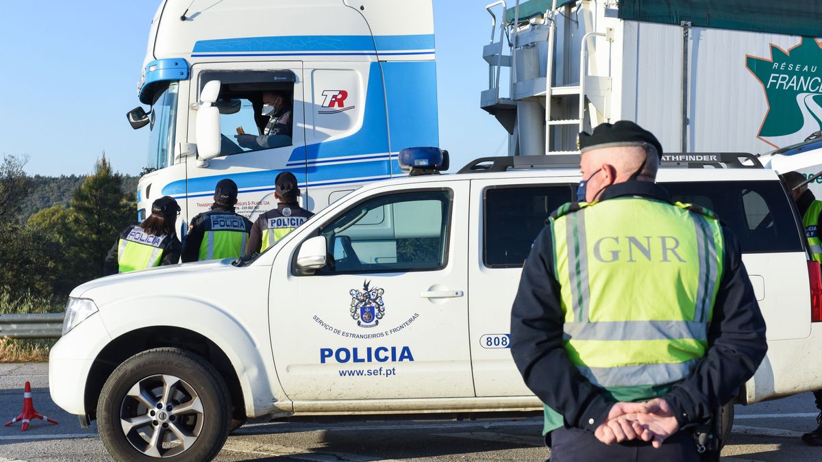 Agentes de la Guarda Nacional Republicana portuguesa durante un control Agentes de la Guarda Nacional Republicana portuguesa durante un control