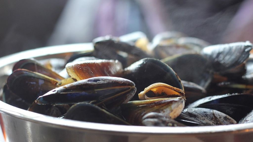 Cómo limpiar y cocinar los mejillones.