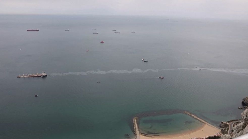 El vertido del buque varado en Gibraltar alcanza la playa de poniente de La Línea