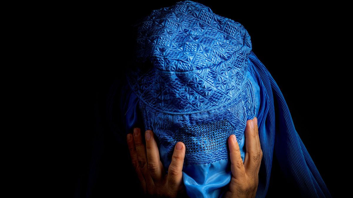 Elaha, una mujer afgana, ha sido detenida por los talibanes al denunciar en redes sociales el abuso que sufrió por un talibán
