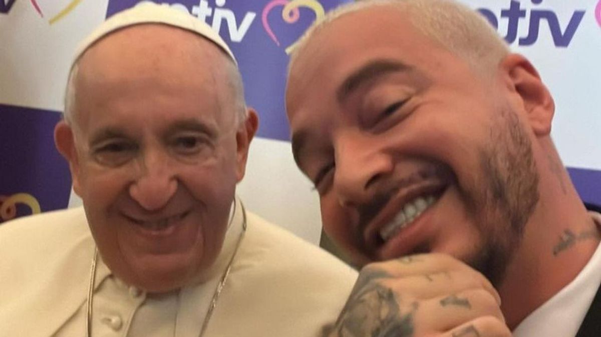 J Balvin se saca una selfie con el papa Francisco