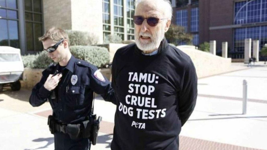 James Cromwell, detenido por protestar contra la experimentación animal.