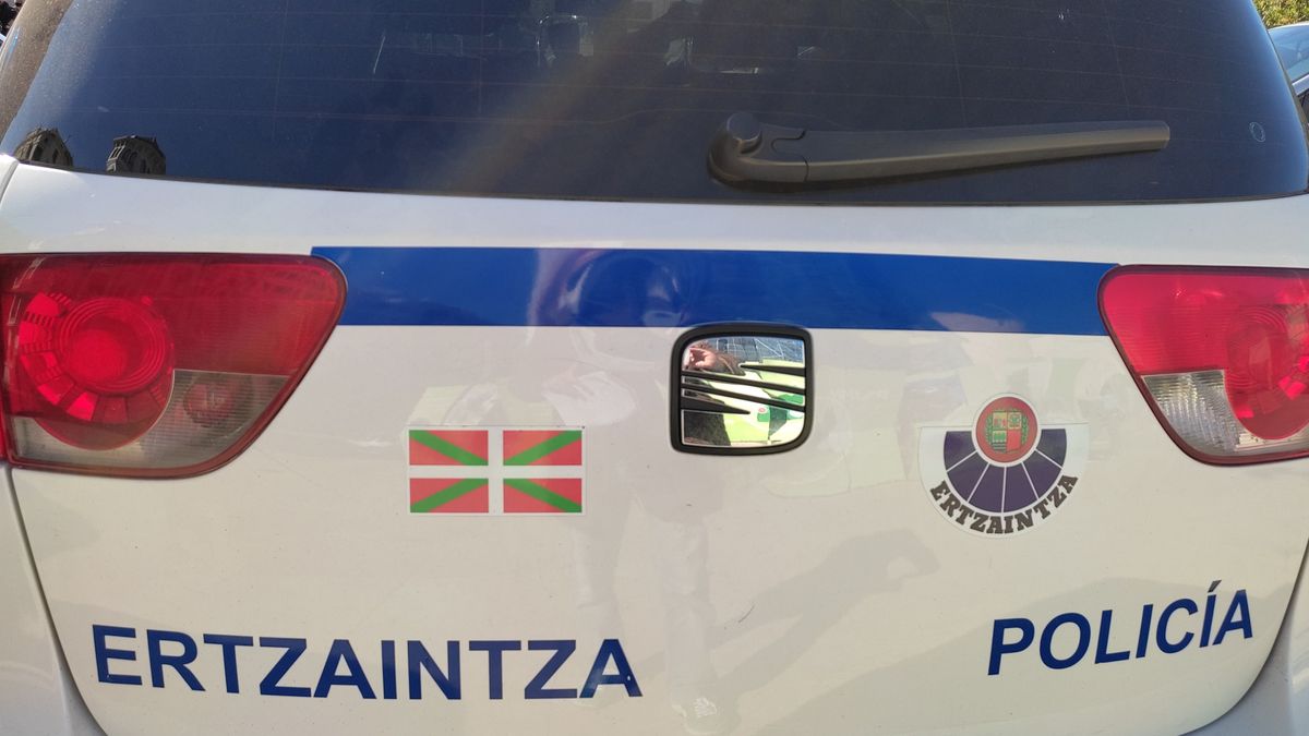 La Ertzaintza investiga las causas que han provocado el choque de los vehículos. La Ertzaintza investiga las causas que han provocado el choque de los vehículos.