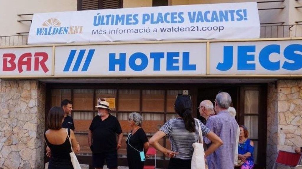 Los socios y socias de Walden XXI frente al hotel que reformarán