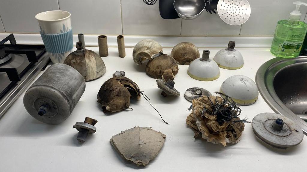 Resto de pirotecnia encontrada en los tejados afectados.