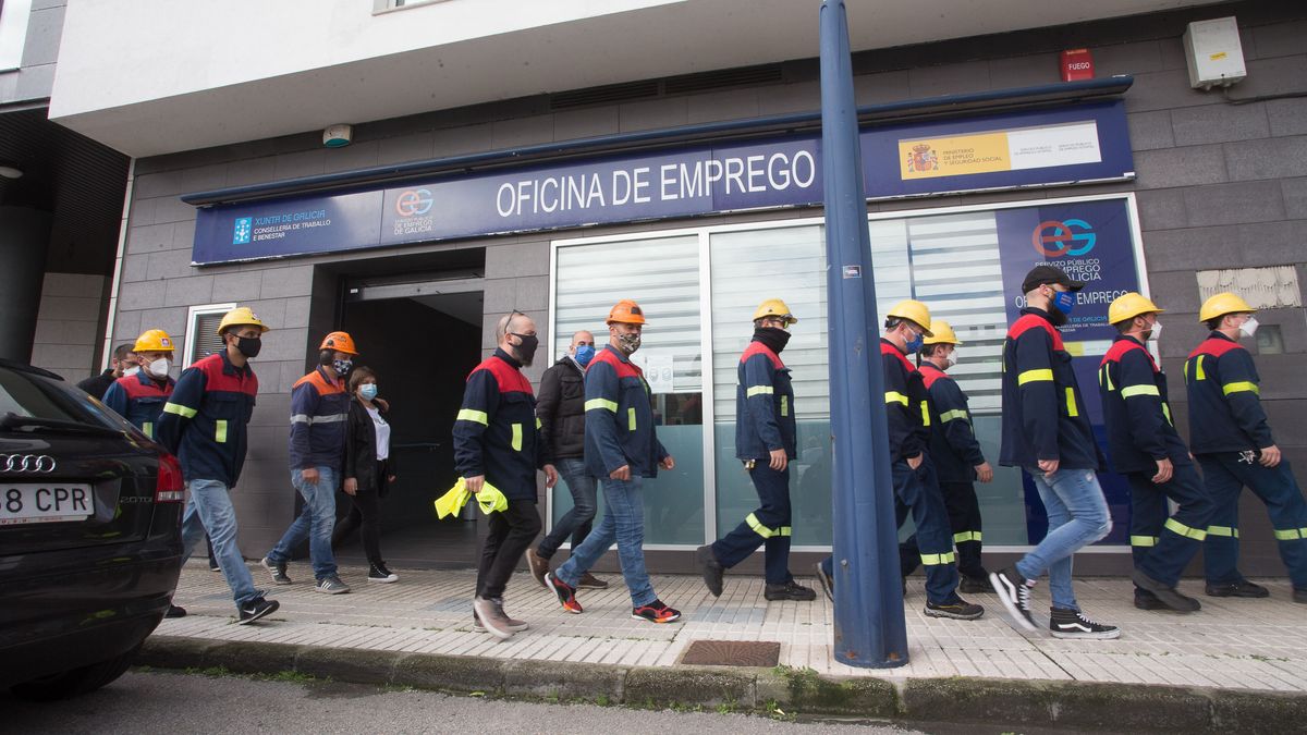Trabajadores del sector metalúrgico frente a una oficina de empleo en una fotografía de archivo Trabajadores del sector metalúrgico frente a una oficina de empleo en una fotografía de archivo