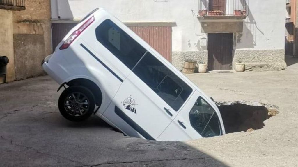 Un socavón en Tudela de Segre se traga una furgoneta
