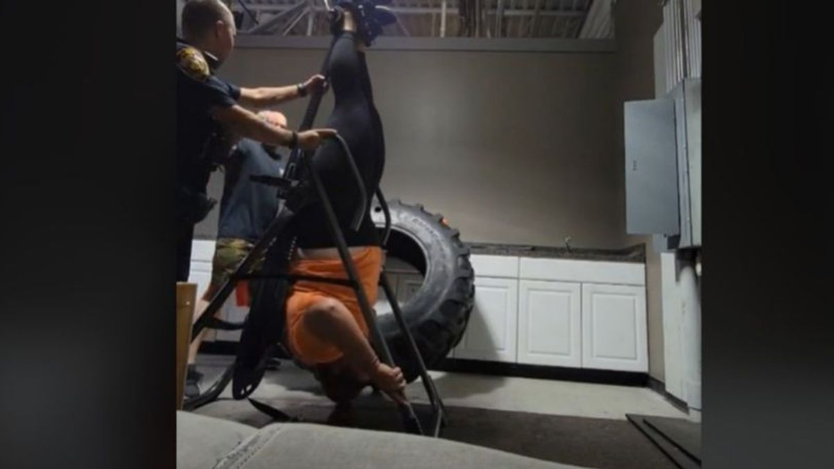 Una mujer se queda atascada en una máquina del gimnasio