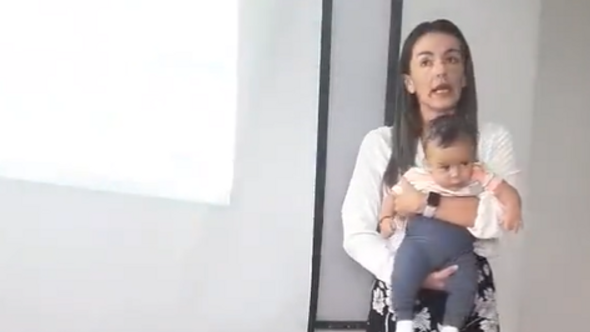 Una profesora de Colombia sostuvo en brazos al bebé de una alumna para que esta pidiese atender en clase