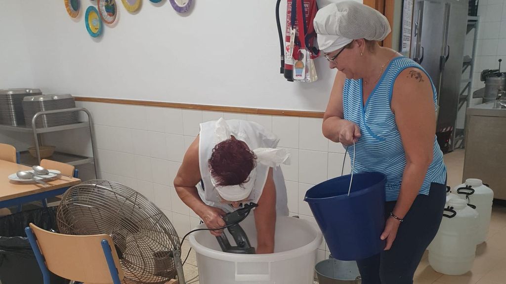 Yolanda y Ana preparan el ajoblanco en Almáchar