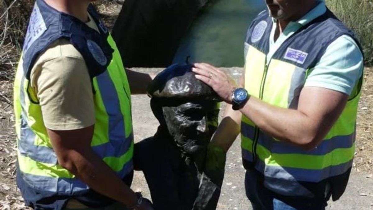 Agentes de la Policía con el busto Agentes de la Policía con el busto