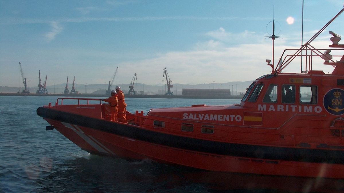Encuentran fallecido en una playa al tripulante de una barca que apareció volcada Pontevedra