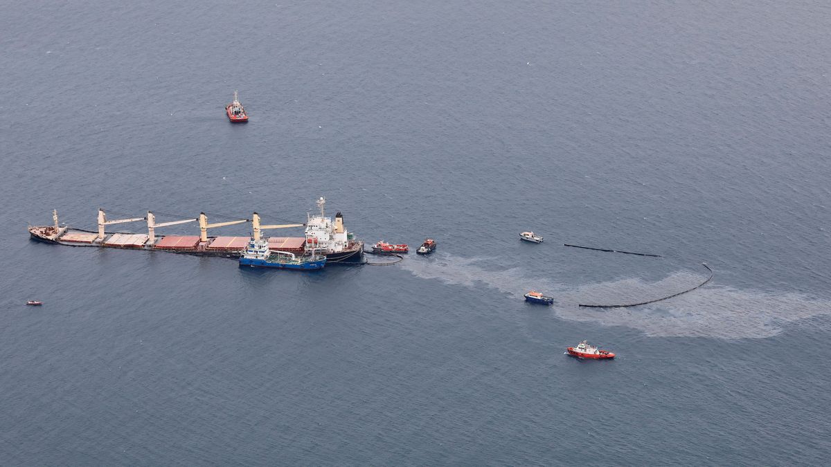 Gibraltar detecta petróleo en la playa tras el incidente del buque OS35