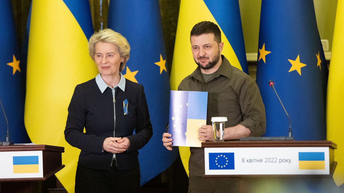 La presidenta de la Comisión Europea, Ursula von der Leyen, y el presidente de Ucrania, Volodimir Zelenski