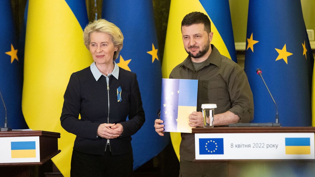 La presidenta de la Comisión Europea, Ursula von der Leyen, y el presidente de Ucrania, Volodimir Zelenski, en una imagen de archivo