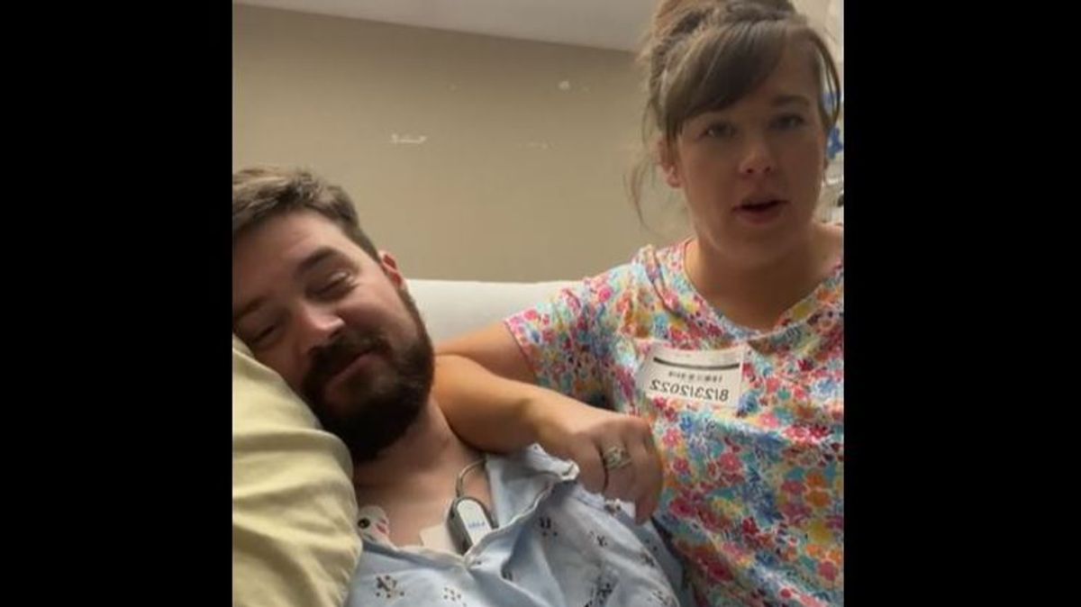 Ryan Marlow y su mujer Megan en el hospital