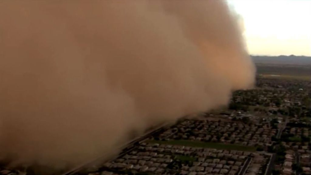 Una gigantesca tormenta de arena engulle la localidad estadounidense de Phoenix, en Arizona