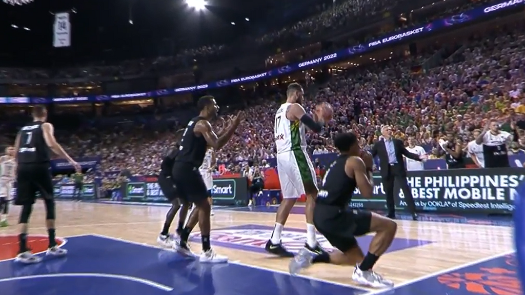 Surrealismo en el Eurobasket: La FIBA suspende a tres árbitros por olvidarse de un tiro libre