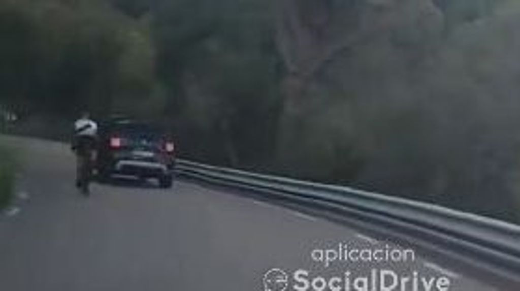 Adelantamiento temerario de un ciclista en una carretera de Cataluña termina en accidente