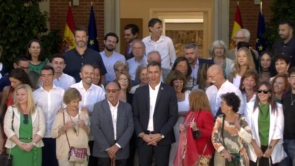 Así ha sido el baño de masas de Pedro Sánchez en La Moncloa con la ‘gente’