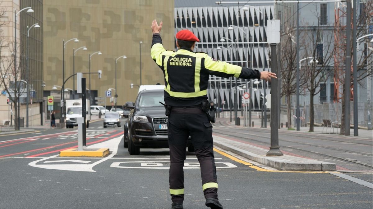 Bilbao 06-03-2017 Reportaje Area de Seguridad Ayuntamiento de Bilbao.  Policía Municipal de Bilbao Udaltzaingoa regulando el tráfico en las cercanías de Termibus  ©MITXI