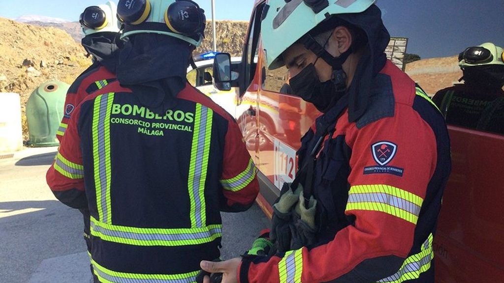 Bomberos en el incendio de un bazar de Ronda