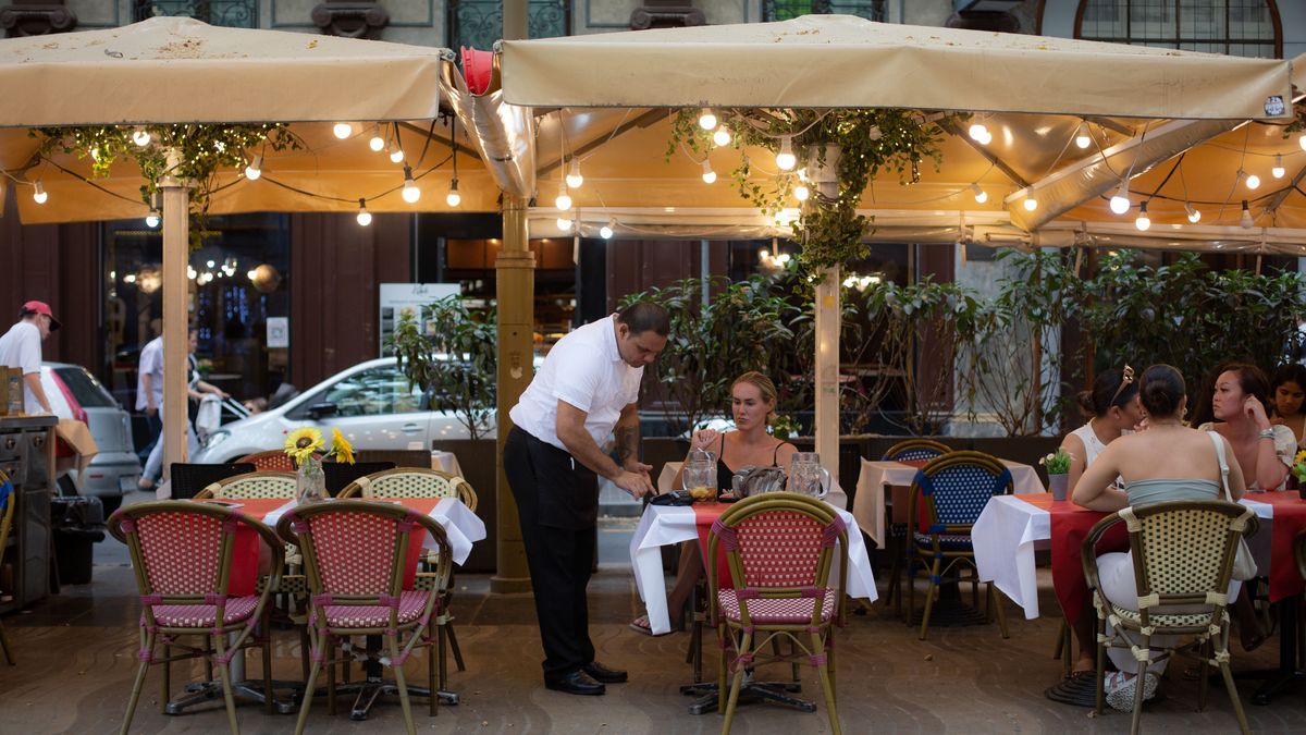 Camarero en la terraza de un restaurante, en Barcelona