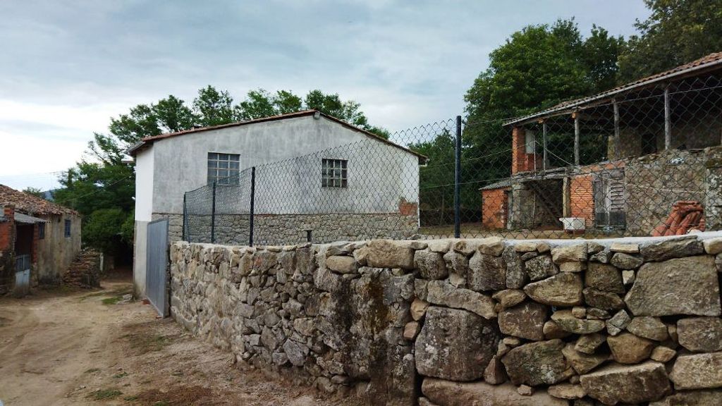 Un hombre encuentra nueve millones de pesetas en botes de cacao en una casa de Lugo