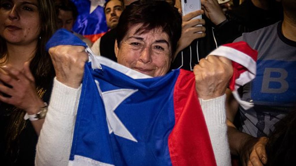 Celebraciones de alegría en Santiago de Chile tras ganar el "no" a la Constitución propuesta por la izquierda chilena