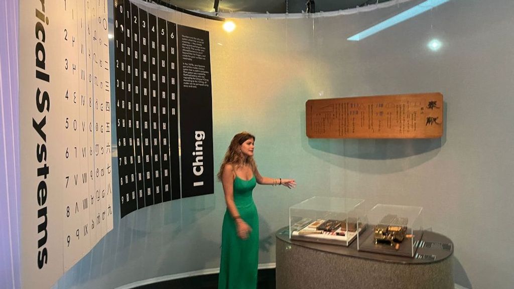 Una de las partes de la exposición explora los orígenes de la inteligencia artificial.