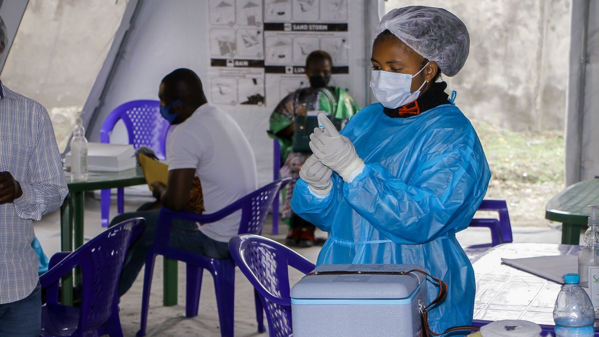 Una enfermera vacunando en la República Democrática del Congo Una enfermera vacunando en la República Democrática del Congo