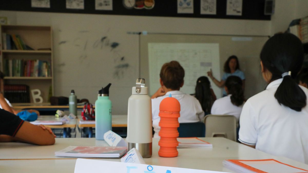 Una profesora imparte clase en una aula Una profesora imparte clase en una aula