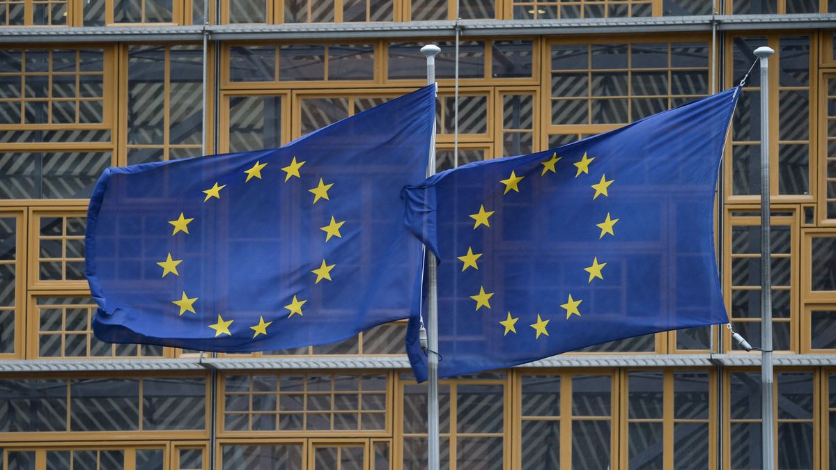 Banderas de la UE en la sede de la Comisión Europea en Bruselas Banderas de la UE en la sede de la Comisión Europea en Bruselas