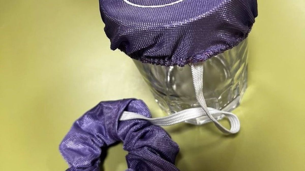Coleteros que esconden un cubrevasos para evitar ataques por sumisión química. Coleteros que esconden un cubrevasos para evitar ataques por sumisión química.