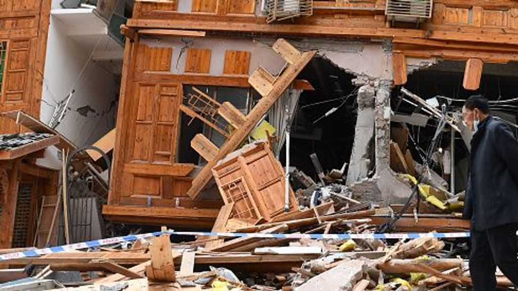 Edificio dañado tras el terremoto de magnitud 6,8 que ha sacudido la provincia china de Sichuan