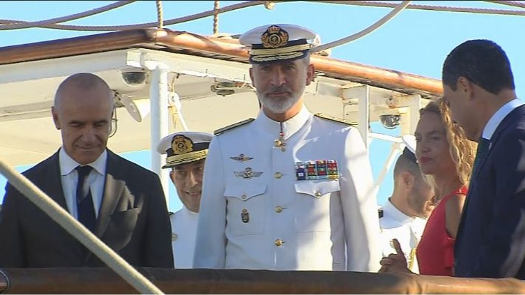 El Rey Felipe VI a bordo del buque 'Elcano'