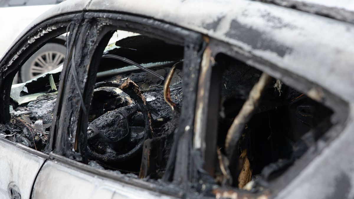 El vehículo calcinado con el cadáver en su interior fue localizado por los agentes encargados de la extinción del incendio forestal en Cuenca