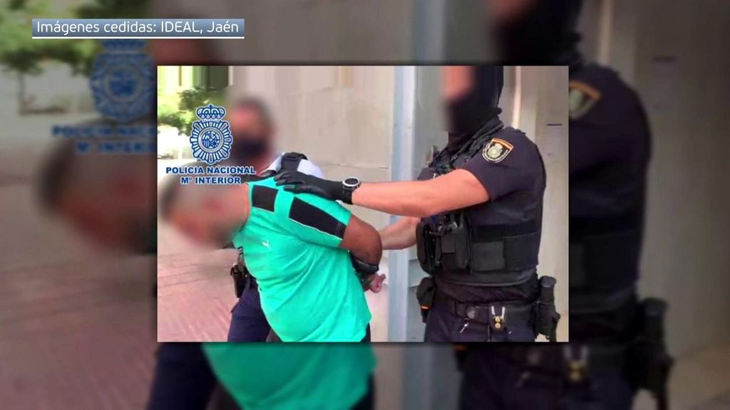 Imagen de la detención del hombre que apuñaló a su pareja en Jaén a plena luz del día