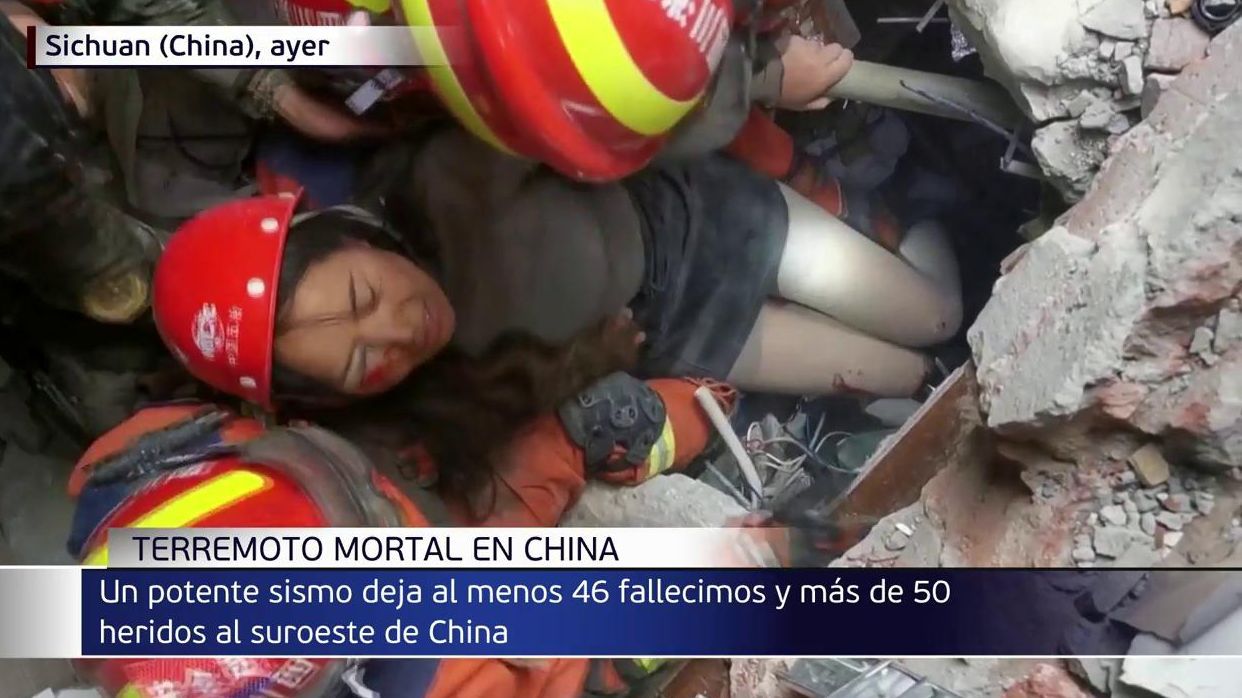 Las imágenes de un milagroso rescate en China tras un terremoto que ha matado a 46 personas
