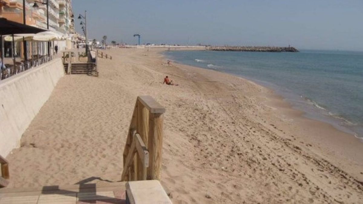 Los vecinos de El Perellonet paralizan el aporte de arena a El Perelló Los vecinos de El Perellonet paralizan el aporte de arena a El Perelló