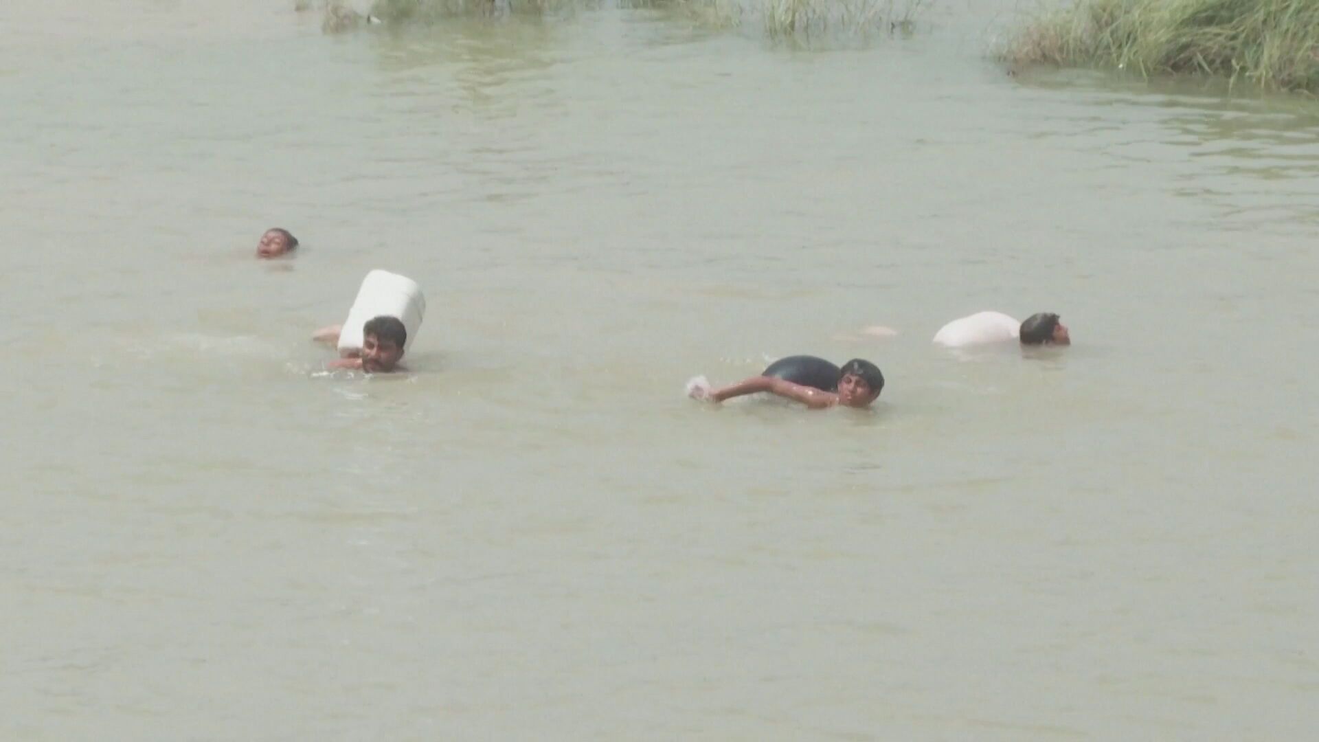 Niños cruzando los campos a nado: la imagen de las inundaciones que dejan más de 1.200 muertos en Pakistán (Septiembre 2022)