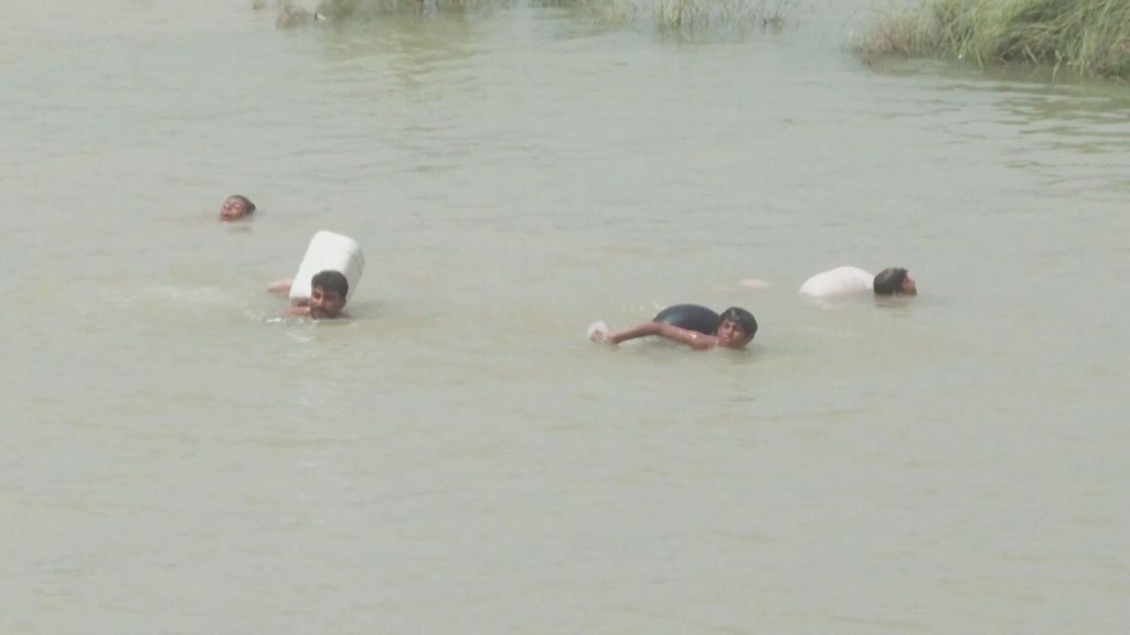 Niños cruzando los campos a nado: la imagen de las inundaciones que dejan más de 1.200 muertos en Pakistán (Septiembre 2022)