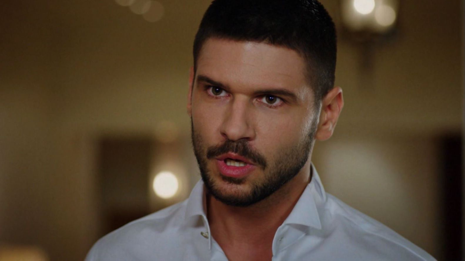 Yiğit se enfrenta a su familia tras su boda con Nur