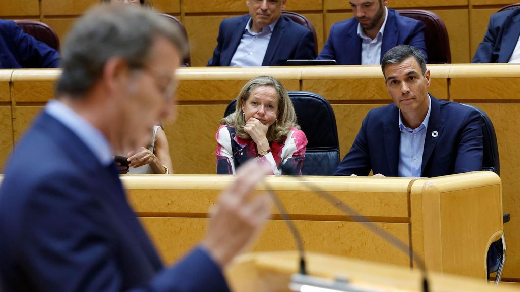 Sánchez y Feijóo durante su debate en el Senado