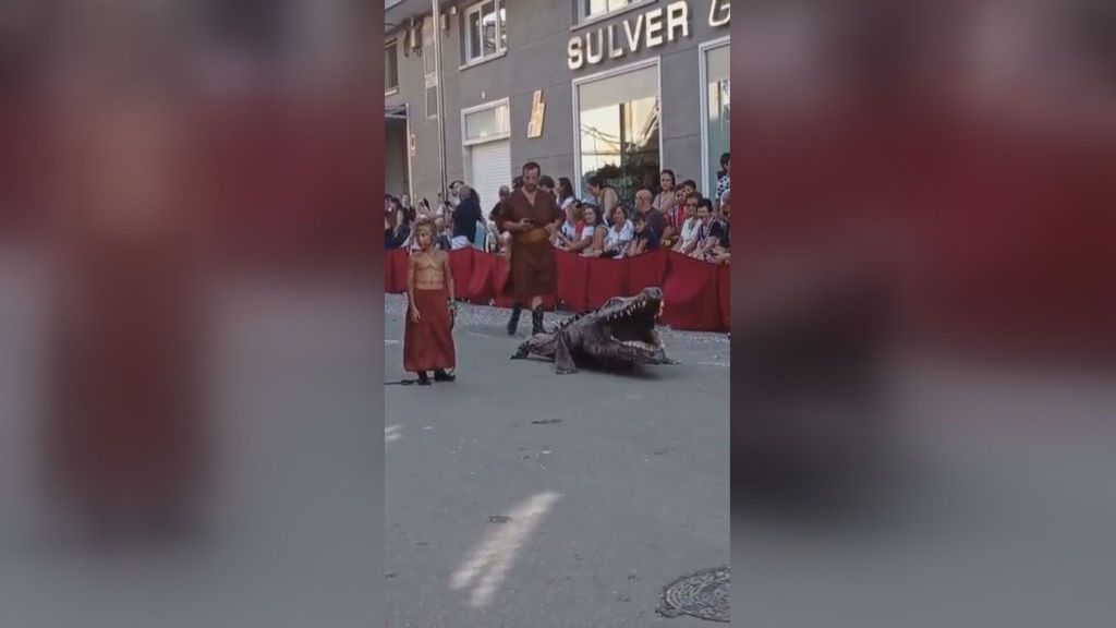Un ‘caimán’ se erige protagonista indiscutible del desfile de Moros y Cristianos de Villena (Septiembre 2022)