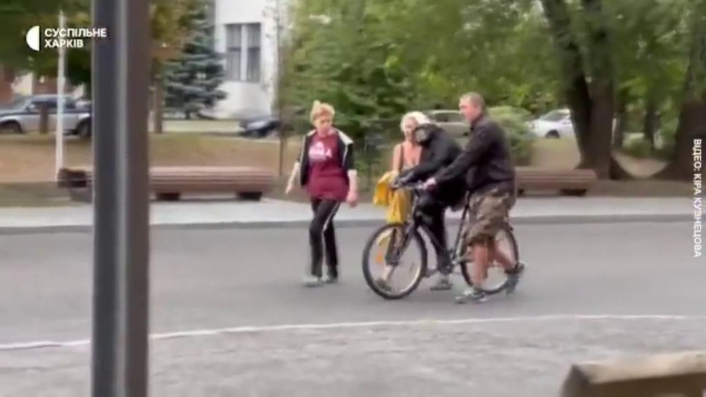 Un chimpancé se escapa de un zoo de Ucrania y vuelve montado en bicicleta