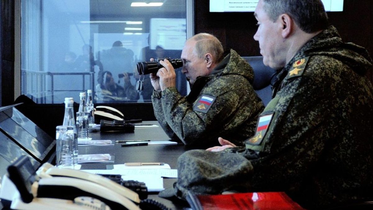 Vladimir Putin viendo los ejercicios militares de Vostok Vladimir Putin viendo los ejercicios militares de Vostok