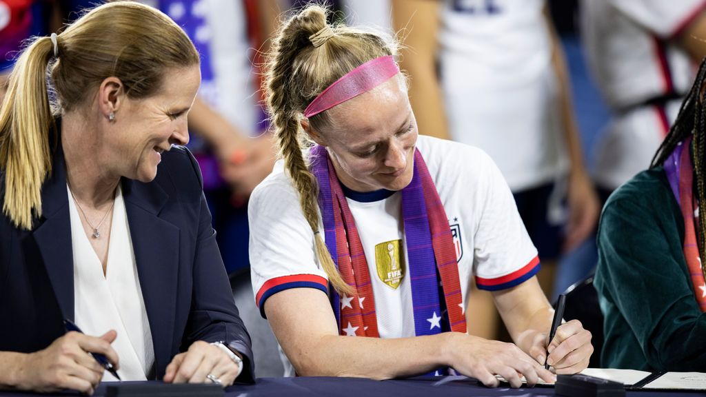 La capitana de la selección de fútbol de EE.UU. firma el acuerdo.