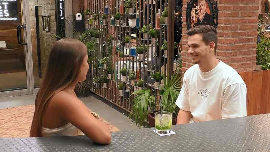 Alejandro y Elena durante su cita en 'First Dates'